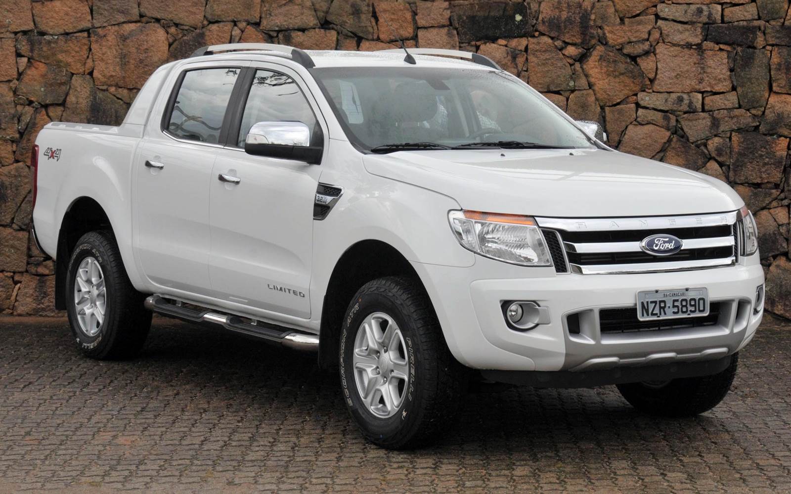 Khi so s&aacute;nh &ocirc; t&ocirc;, Ford Ranger v&agrave; Toyota Hilux xứng đ&aacute;ng l&agrave; lựa chọn h&agrave;ng đầu trong ph&acirc;n kh&uacute;c xe b&aacute;n tải