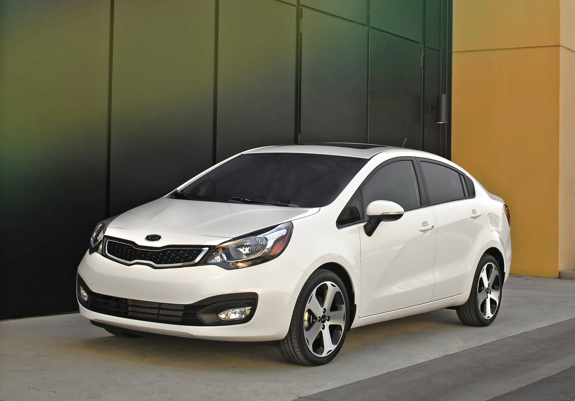Kia Rio 2015 có phần cản trước được thiết kế lại với hốc gi&oacute; 2 b&ecirc;n c&oacute; h&igrave;nh dạng mới