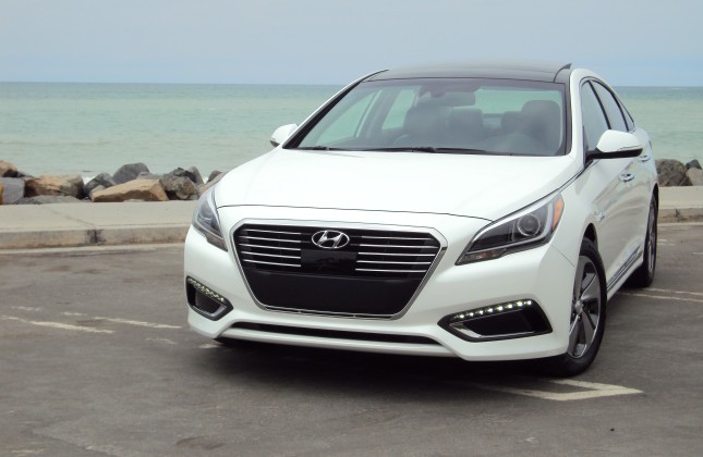Khi so s&aacute;nh &ocirc; t&ocirc;, Hyundai Sonata 2016 c&oacute; thiết kế cổ điển hơn Kia Optima