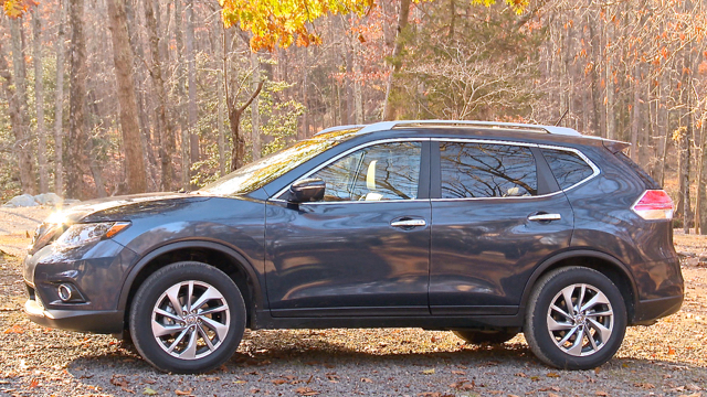 Nissan Rogue 2015 c&oacute; hệ thống gi&aacute;m s&aacute;t to&agrave;n cảnh v&agrave; chọn nhạc qua Bluetooth rảnh tay