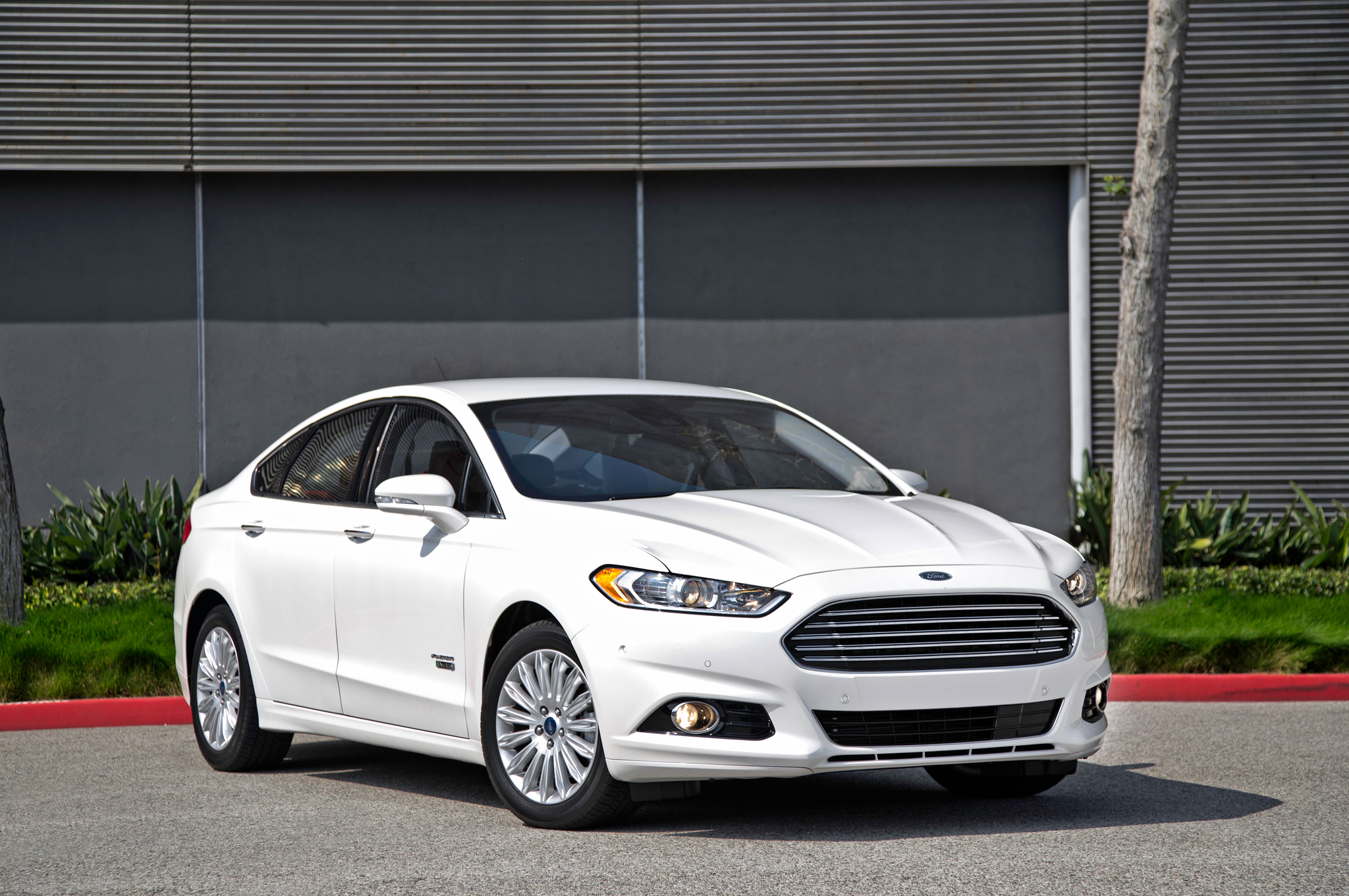Ford Fusion được đ&aacute;nh gi&aacute; l&agrave; mẫu xe đẹp m&atilde; nhất của ph&acirc;n kh&uacute;c sedan cỡ trung 