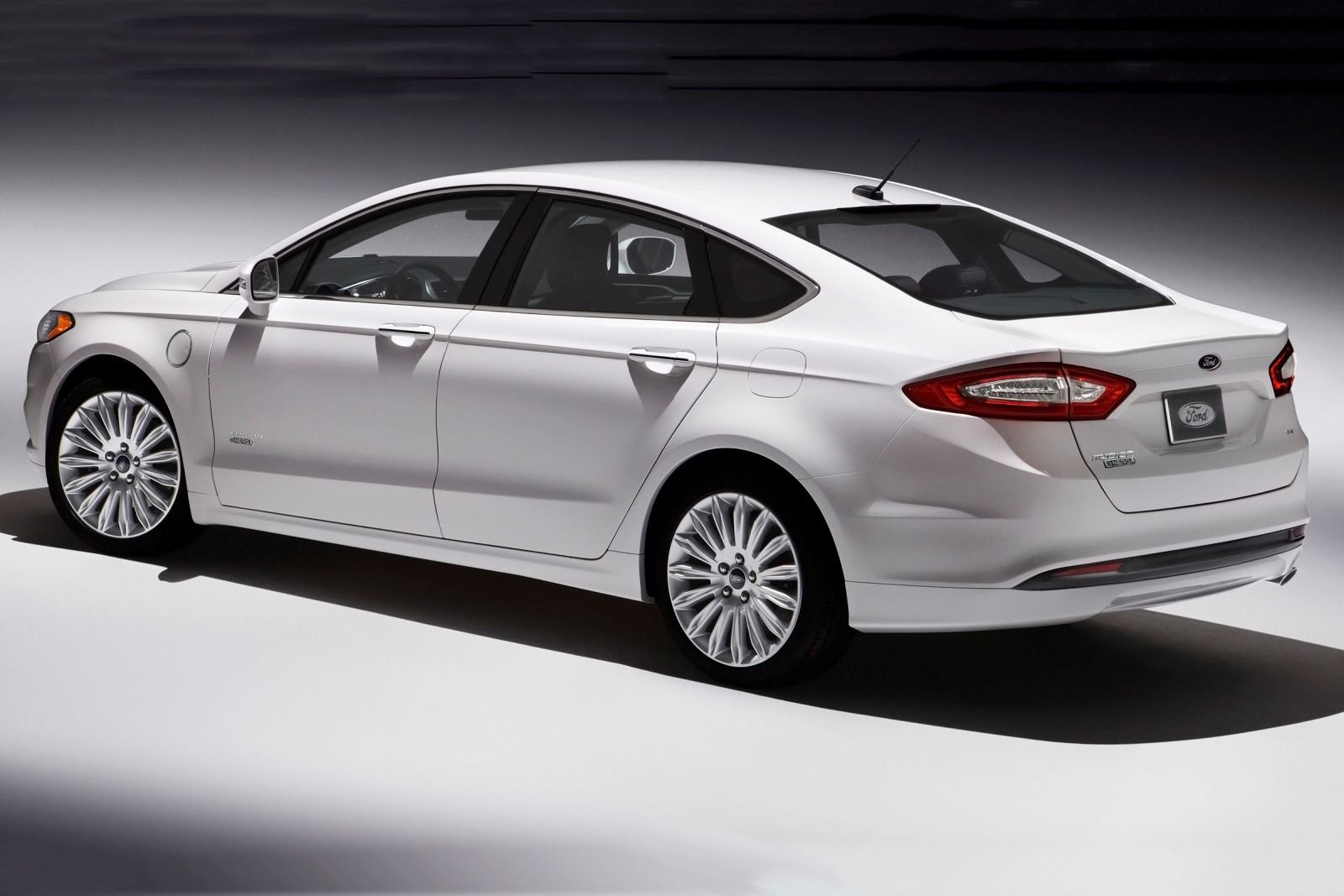 Điểm đ&aacute;ng ch&uacute; &yacute; của Ford Fusion ch&iacute;nh l&agrave; sự biến mất của hộp số s&agrave;n