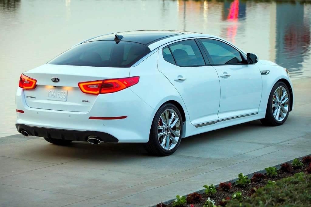 Nội thất của Kia Optima 2015 với sự kết hợp 2 chất liệu da cao cấp v&agrave; gỗ tự nhi&ecirc;n 