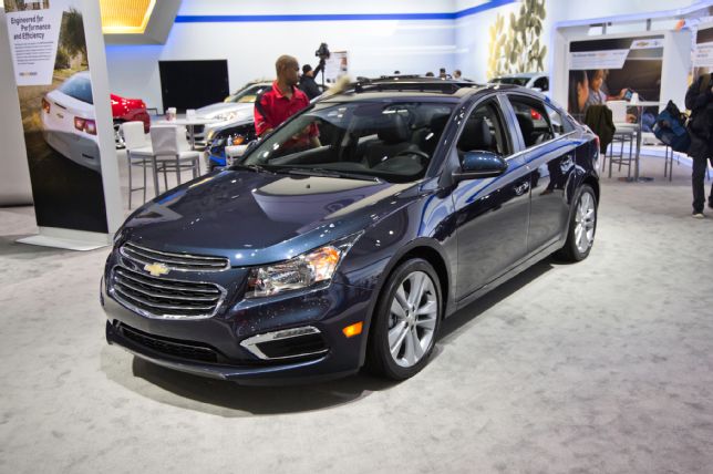 Ngoại thất của Chevrolet Cruze 2015 mang vẻ ngo&agrave;i thể thao hơn