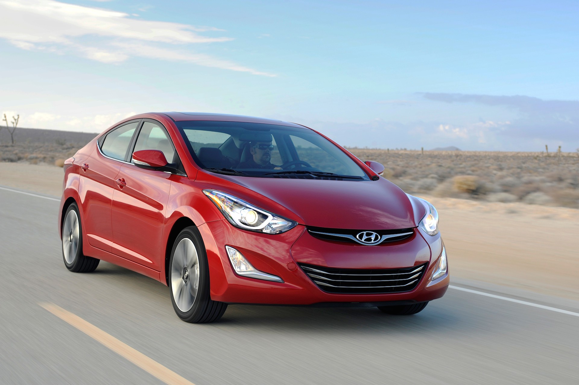 Phần đầu xe Hyundai Elantra 2015 l&agrave; lưới tản nhiệt lớn hơn, đ&egrave;n sương m&ugrave; thiết kế lại