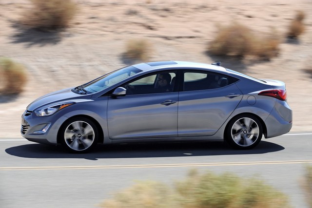 Hyundai Elantra được trang bị hai loại động cơ 1.6L v&agrave; 1.8L