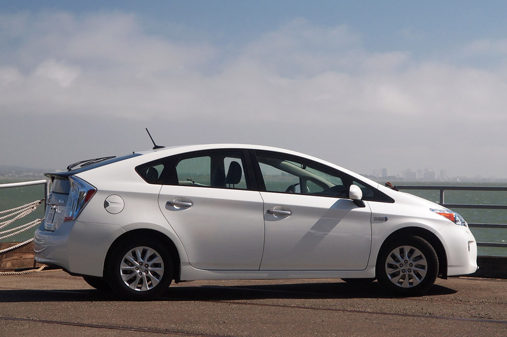 Toyota Prius 2015  sở hữu động cơ 1.8 l&iacute;t 4 xy-lanh kết hợp c&ugrave;ng cặp động cơ điện 