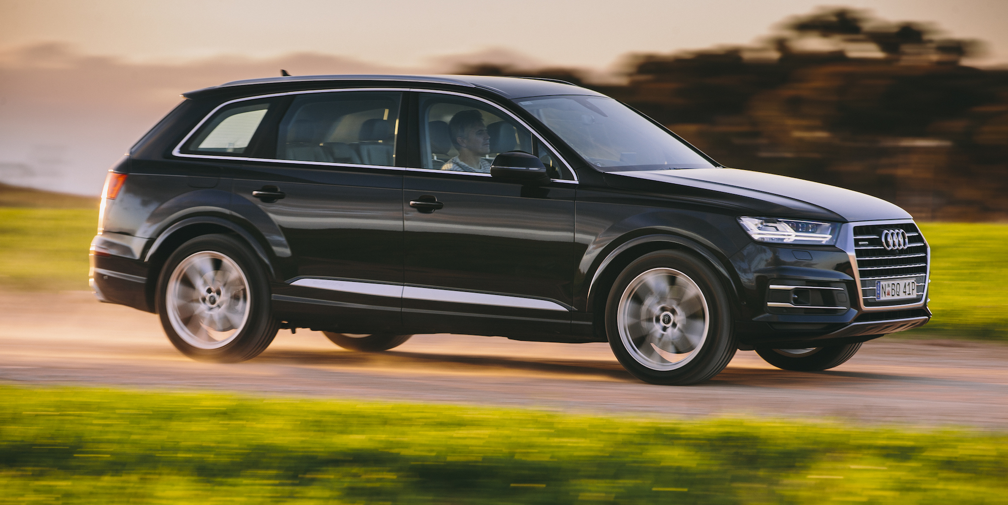 Audi Q7 2016 tự động giảm đến tốc độ tối đa khi ph&aacute;t hiện biển b&aacute;o giới hạn