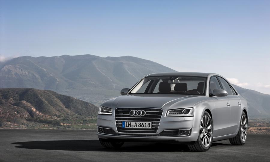 Điểm nhấn về thiết kế của xe Audi A8 được ph&acirc;n biệt bởi hệ thống đ&egrave;n pha mới