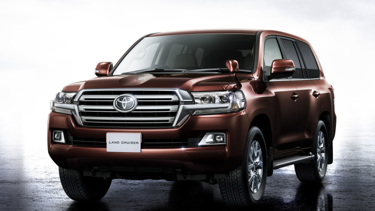 So s&aacute;nh &ocirc; t&ocirc; Toyota Land Cruiser 2016 v&agrave; Lexus LX 570 đều c&oacute; kiểu d&aacute;ng thể thao
