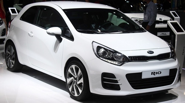 Nội thất Kia Rio 2015 c&oacute; t&ocirc;ng m&agrave;u đen chủ đạo 