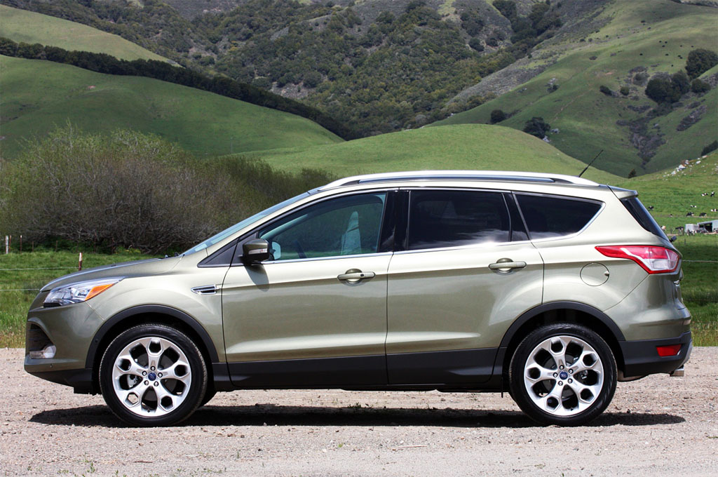 Nội thất xe Ford Escape tương đối trang nh&atilde; với vật liệu cao cấp hơn