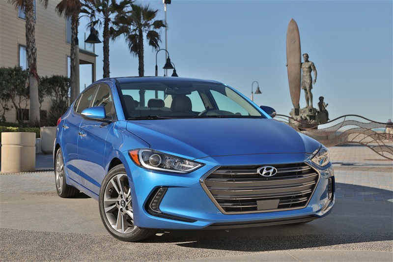 So s&aacute;nh &ocirc; t&ocirc; Hyundai Elantra 2017 v&agrave; Honda Civic 2016 c&oacute; nhiều điểm nổi bật về c&ocirc;ng nghệ