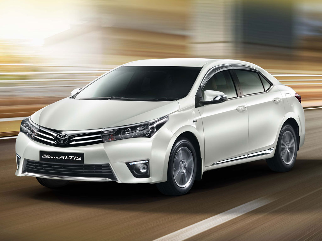 Toyota Corolla Altis có những đường nét sắc cạnh và bóng bẩy hơn Toyota Corolla Altis có những đường nét sắc cạnh và bóng bẩy hơn