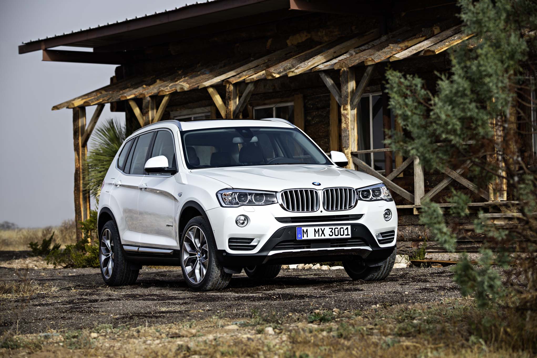 Khi so s&aacute;nh &ocirc; t&ocirc;, cả BMW X3 v&agrave; X4 đều l&agrave; những mẫu xe b&aacute;n chạy hiện nay 