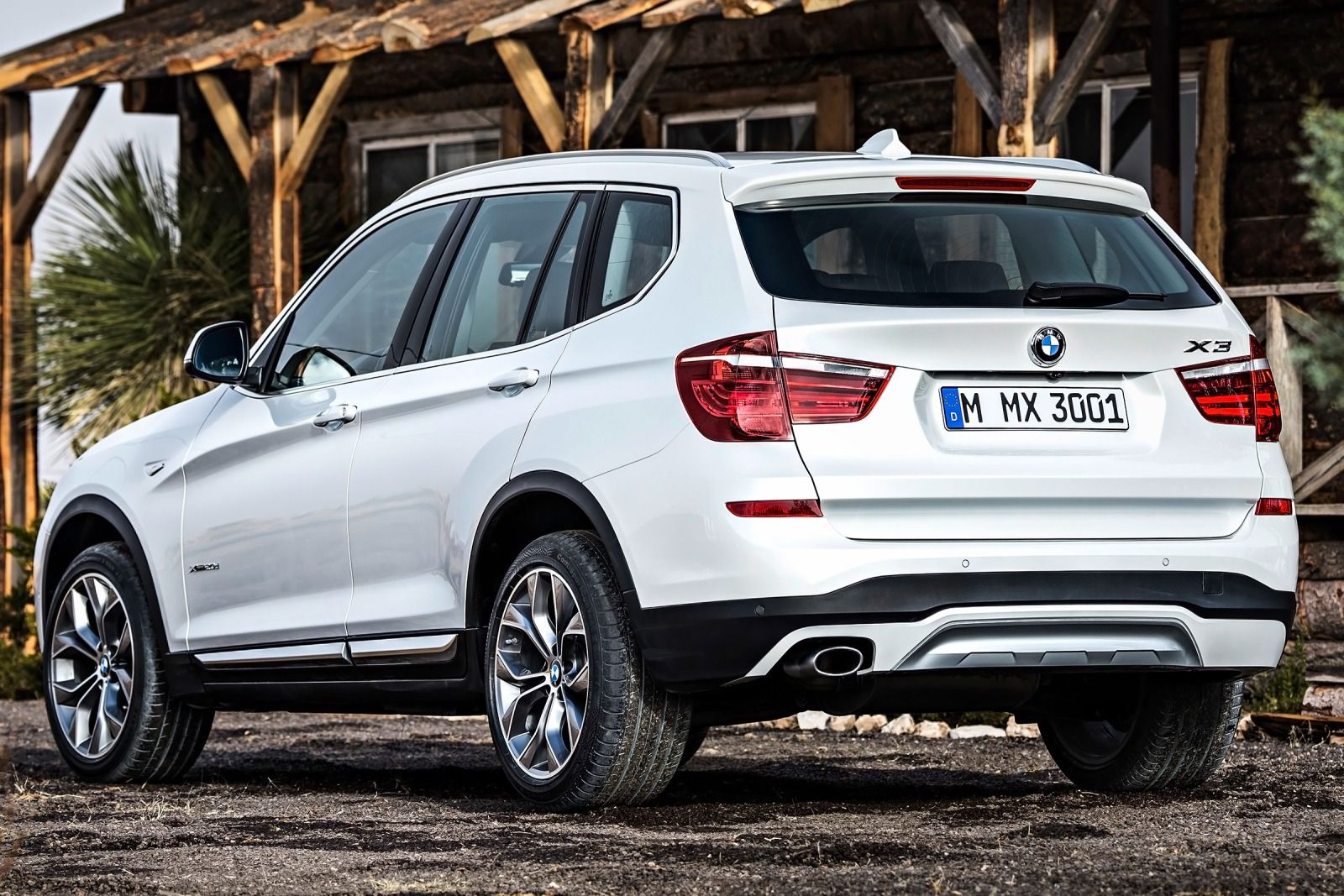 BMW đưa ra 2 t&ugrave;y chọn bộ truyền l&aacute;i cho X3, cả 6 xi-lanh v&agrave; tự động 8 cấp
