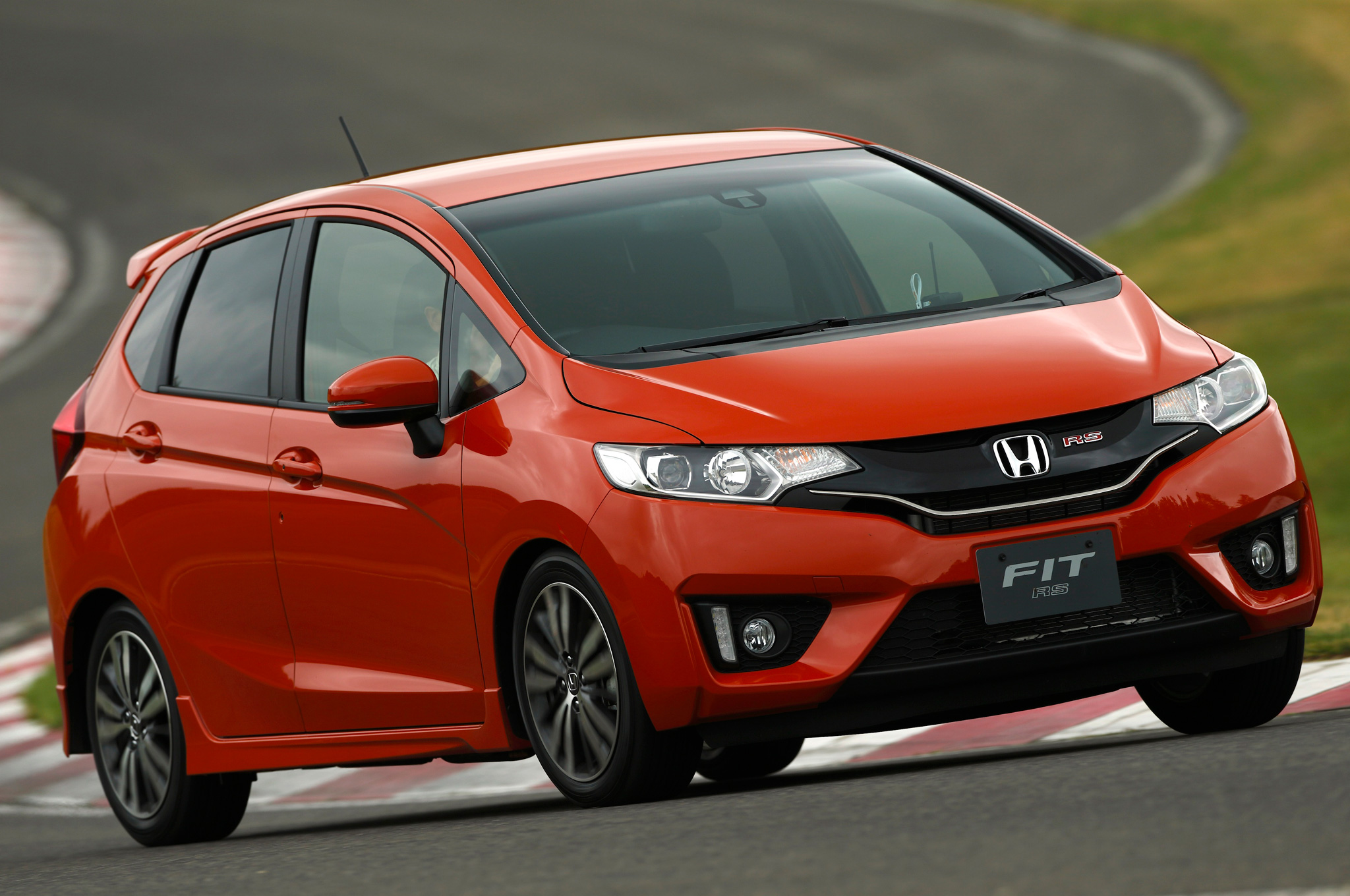 Honda Fit kho&aacute;c l&ecirc;n m&igrave;nh thiết kế ho&agrave;n to&agrave;n mới trong phi&ecirc;n bản 2015 