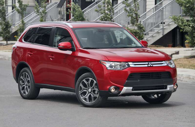 Mitsubishi Outlander v&agrave; Subaru Outback đ&atilde; trở th&agrave;nh đối thủ cạnh tranh đ&aacute;ng gờm khi so s&aacute;nh &ocirc; t&ocirc;