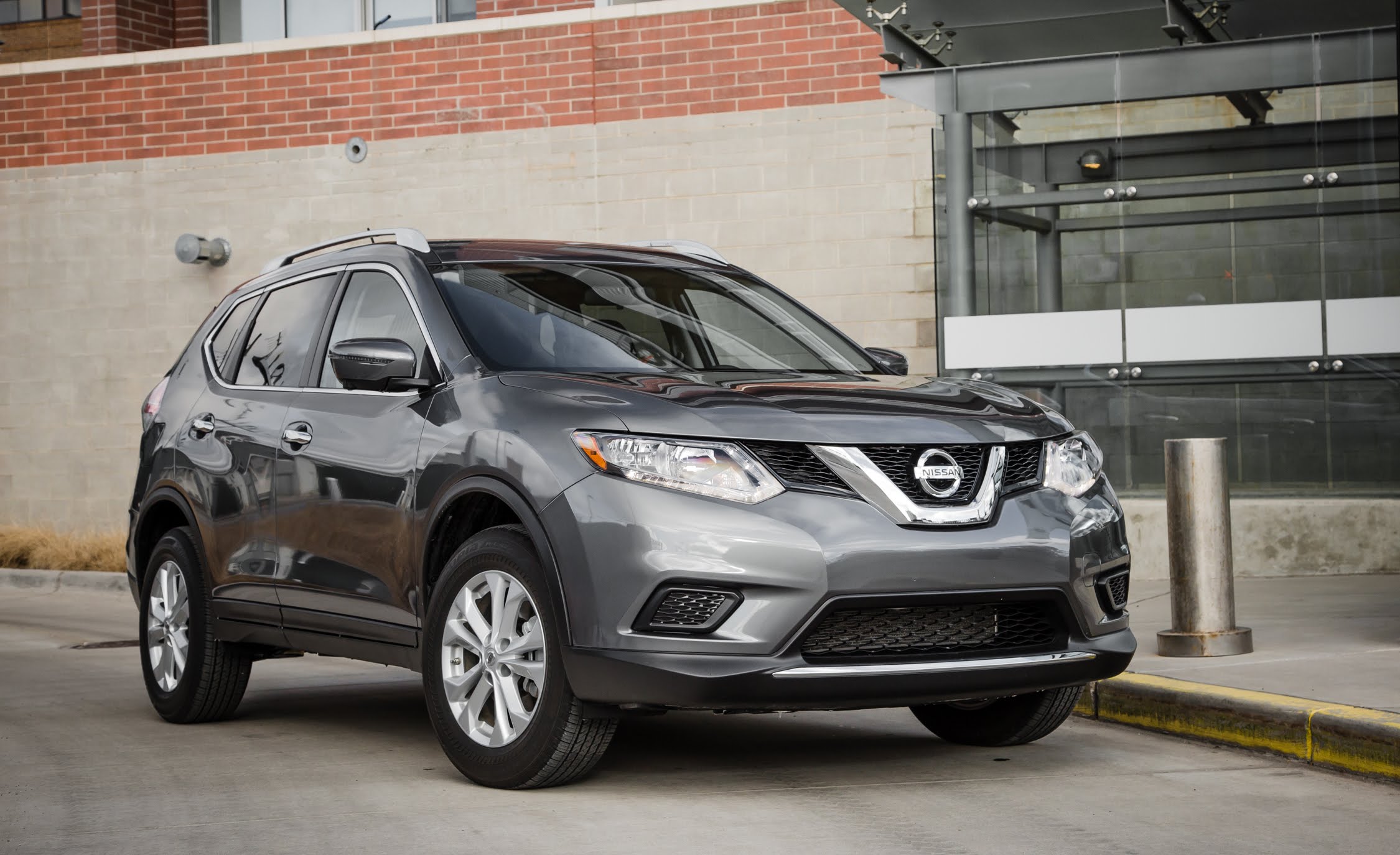 Khi so s&aacute;nh &ocirc; t&ocirc;, thiết kế của Nissan Rogue 2016 kh&ocirc;ng c&oacute; nhiều thay đổi 