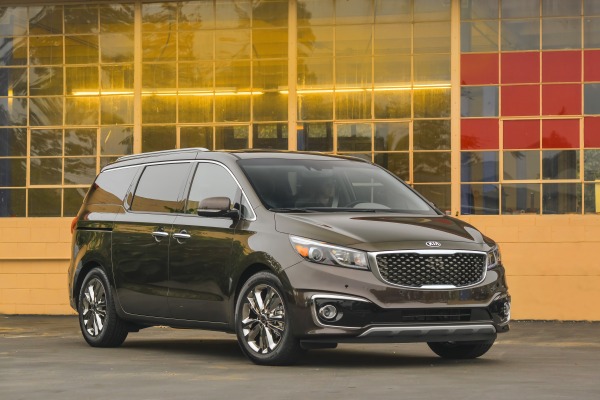 Khi so s&aacute;nh &ocirc; t&ocirc;, cả hai mẫu minivan đều c&oacute; thiết kế sắc n&eacute;t