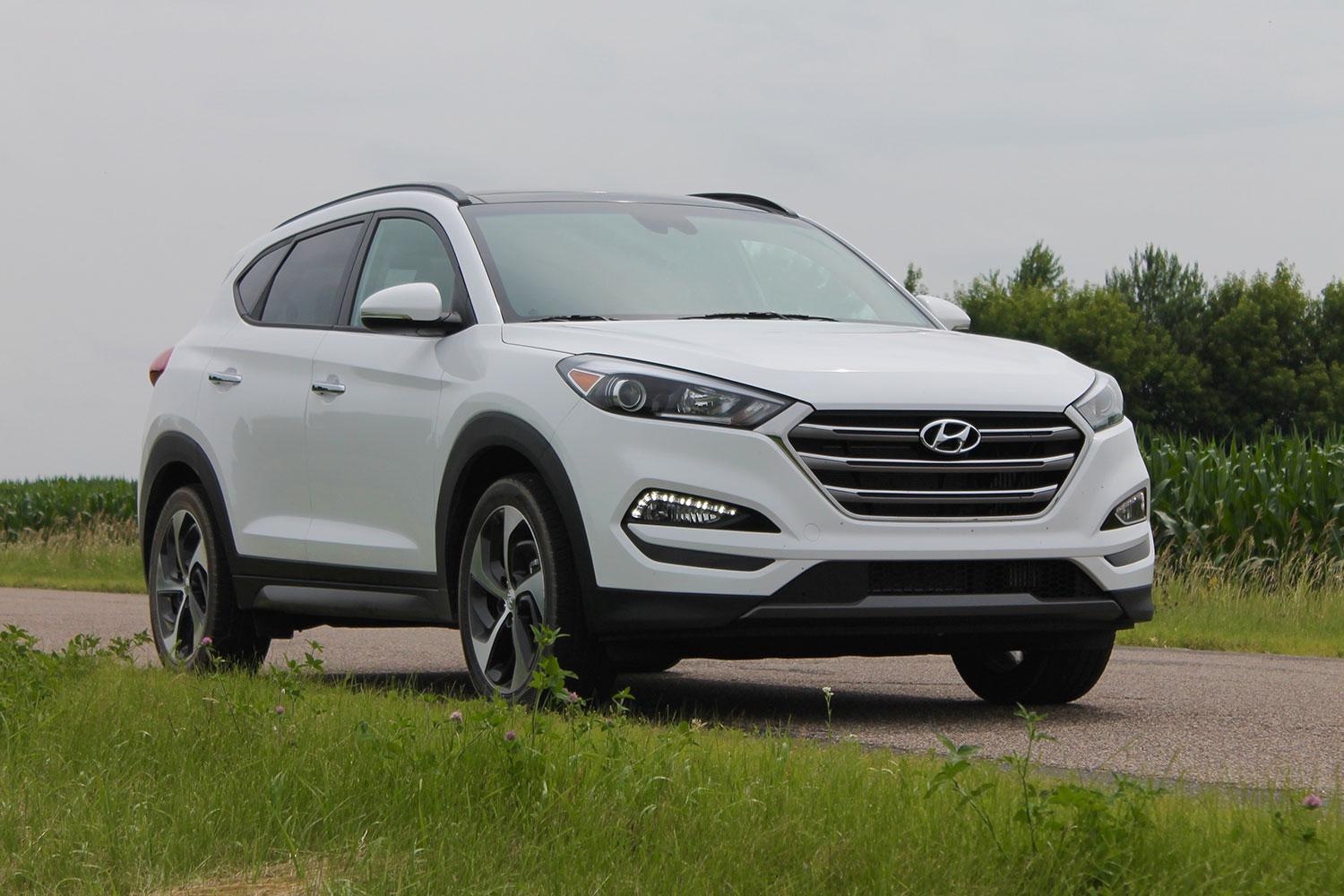 Khi so s&aacute;nh &ocirc; t&ocirc;, thiết kế của Hyundai Tucson 2016 tr&ocirc;ng nam t&iacute;nh v&agrave; mạnh mẽ hơn 