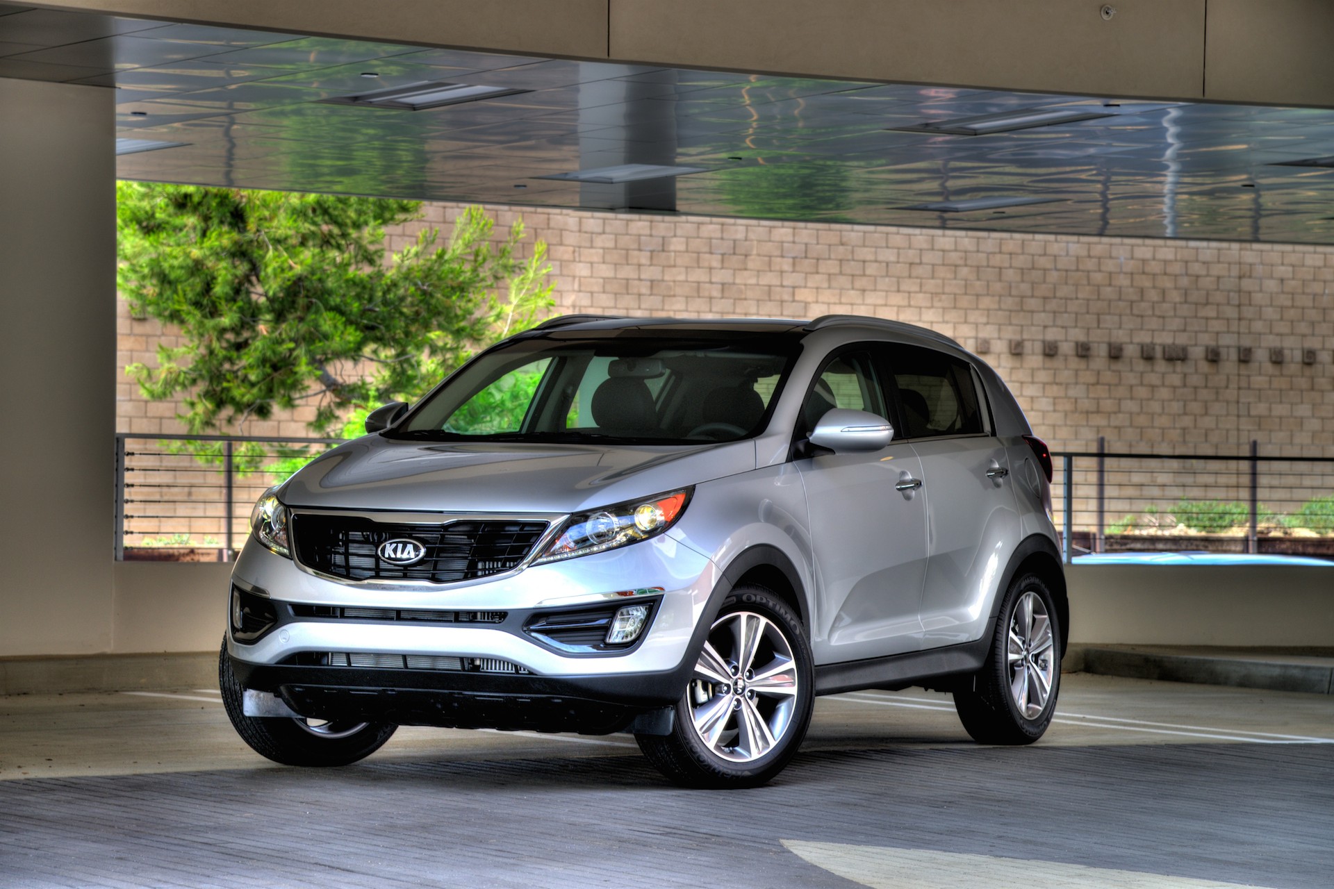 Khi so s&aacute;nh &ocirc; t&ocirc; Kia Sorento đ&atilde; gặp phải đối thủ nặng k&yacute; l&agrave; Kia Sportage 2015