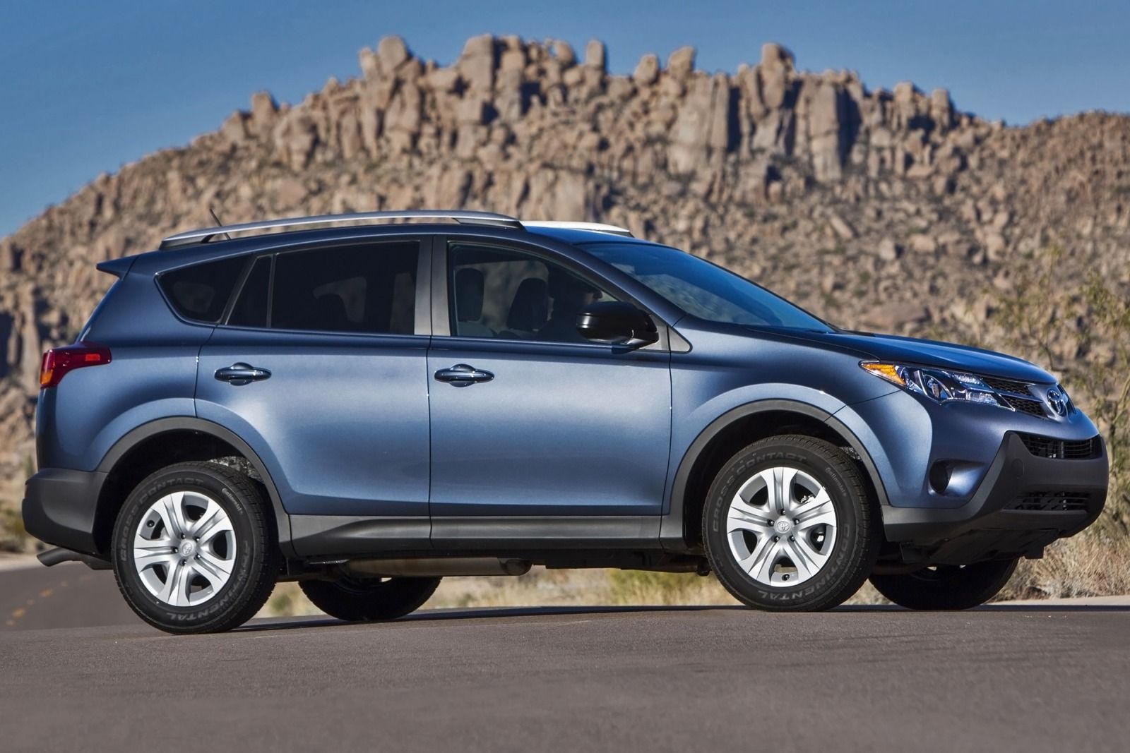 Toyota RAV4 được trang bị động cơ 2.5 l&iacute;t bốn xi-lanh 
