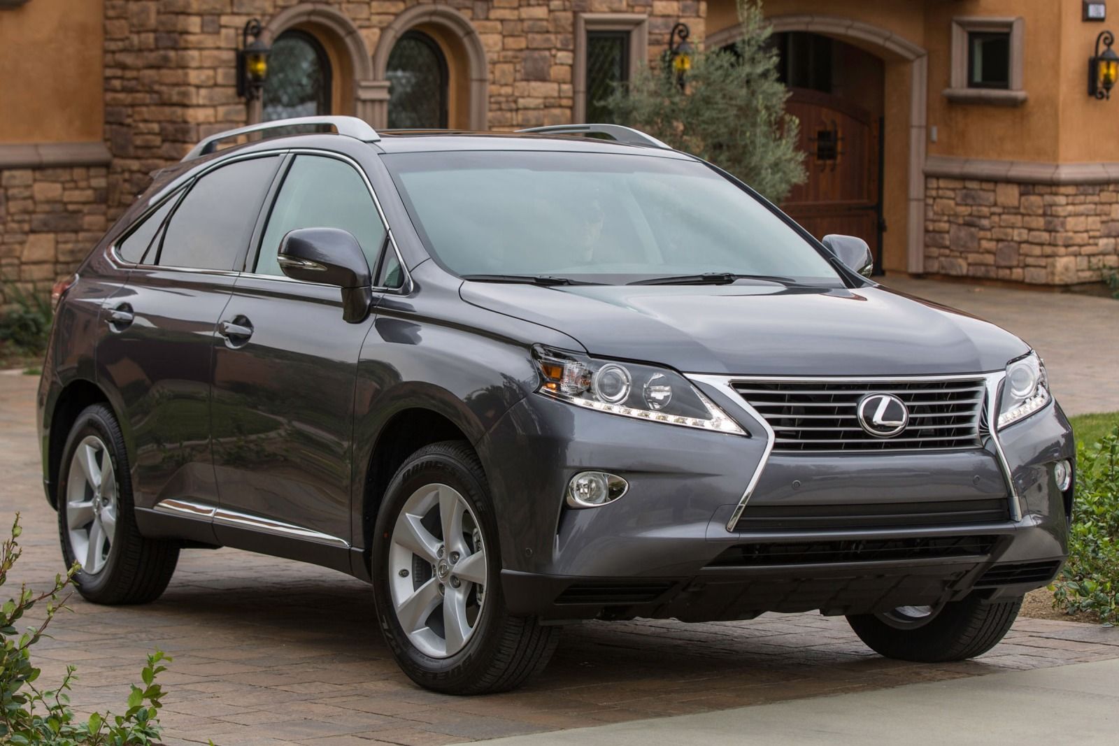 Lexus RX 350 phi&ecirc;n bản 2015 kh&ocirc;ng c&oacute; nhiều thay đổi về h&igrave;nh thức