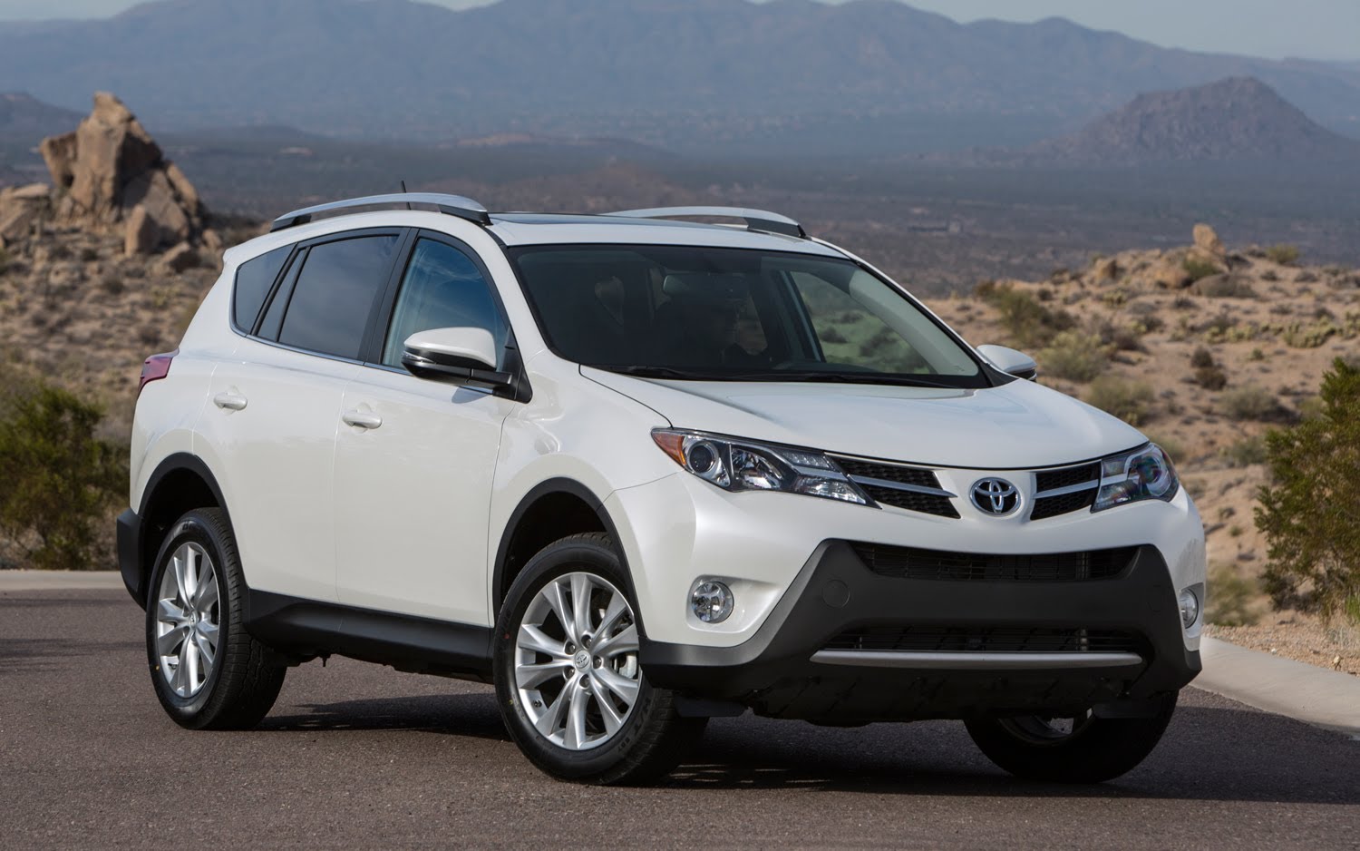 Ngoại thất của Toyota RAV4 2015 c&oacute; những trang bị cơ bản hiện đại