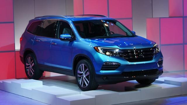 Khi so s&aacute;nh &ocirc; t&ocirc;, Honda Pilot 2016 c&oacute; lợi thế về nội thất