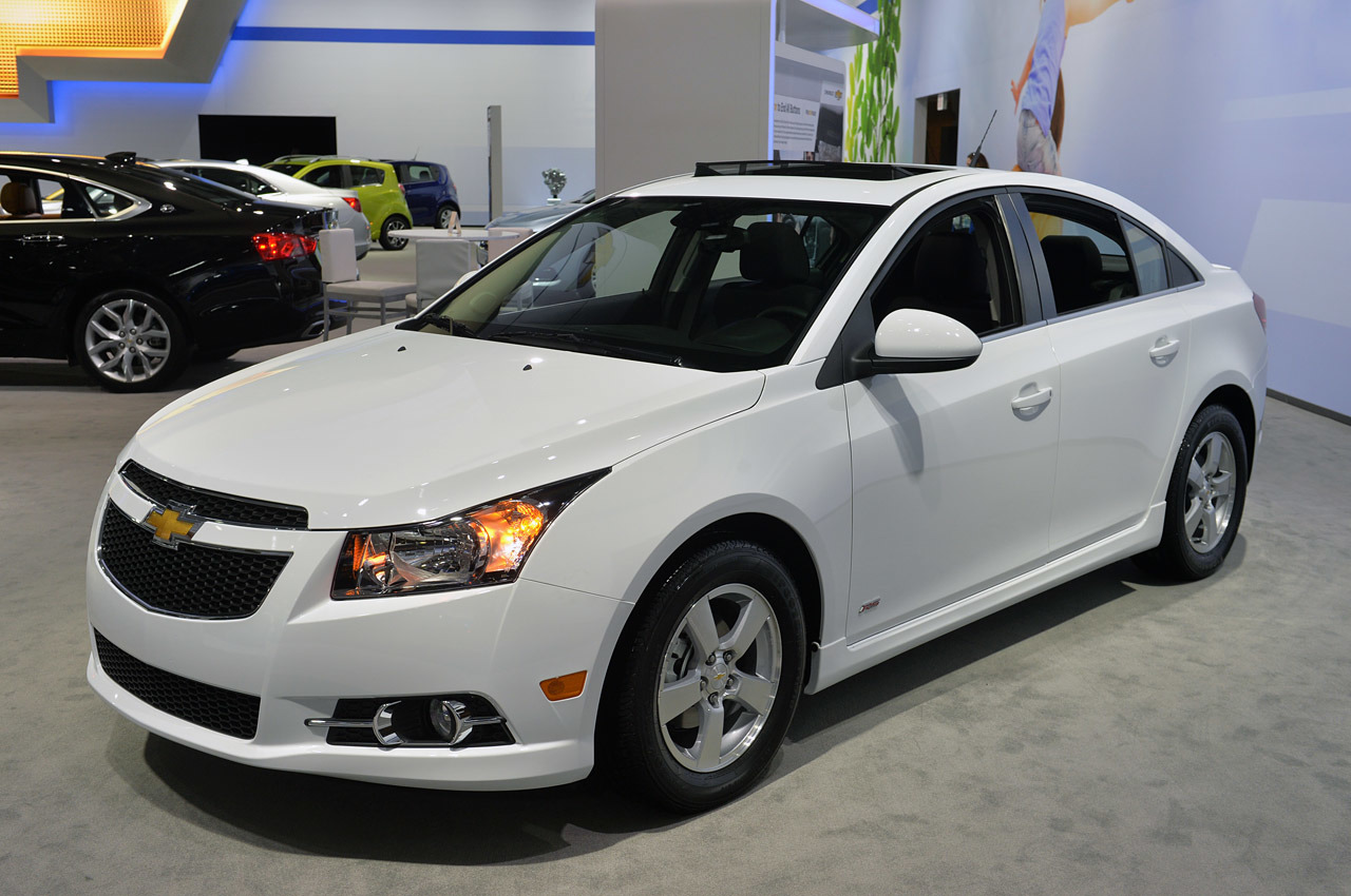 Chevrolet Cruze 2015 mang vẻ ngo&agrave;i thể thao, cá tính