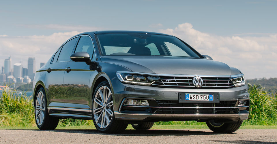 Khi so s&aacute;nh &ocirc; t&ocirc;, Volkswagen Passat 2016 có ph&acirc;̀n ngoại th&acirc;́t th&ecirc;̉ thao hơn 
