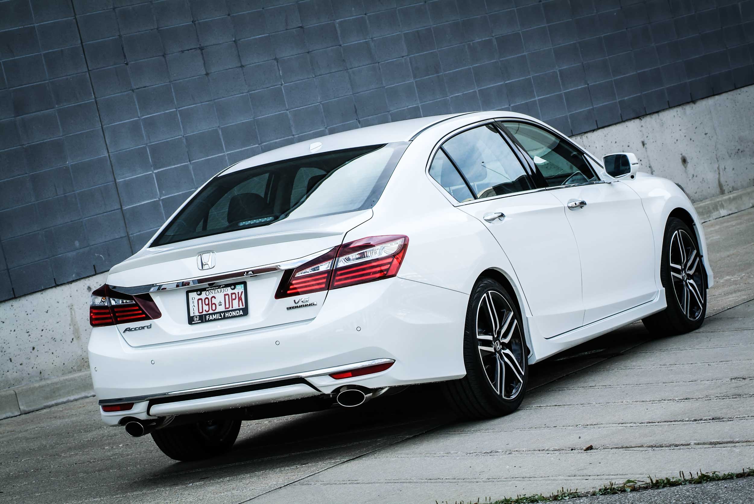 Honda Accord 2016 được trang bị hệ thống an to&agrave;n kh&aacute; tốt 