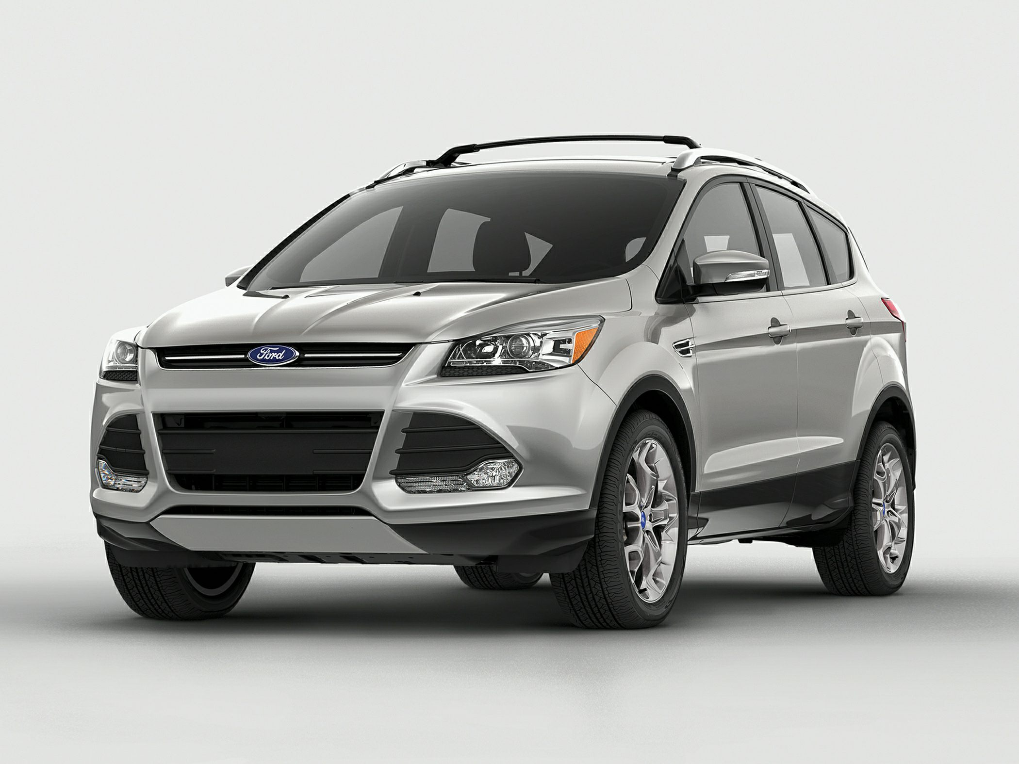 Khi so s&aacute;nh &ocirc; t&ocirc;, Ford Escape v&agrave; Nissan Rogue 2015 đều c&oacute; những cải tiến nhất định