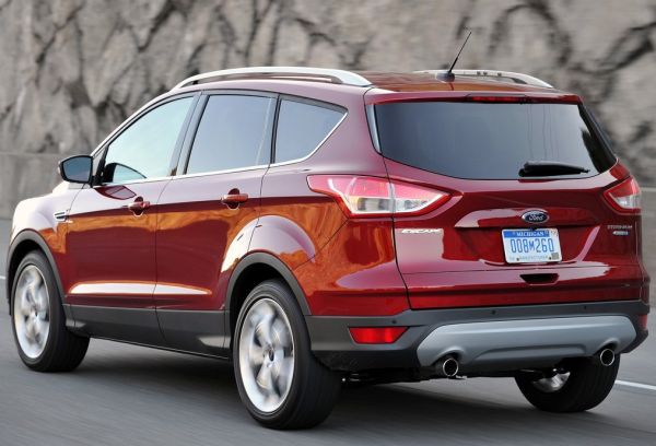 Nội thất xe Ford tương đối trang nh&atilde; với vật liệu cao cấp hơn