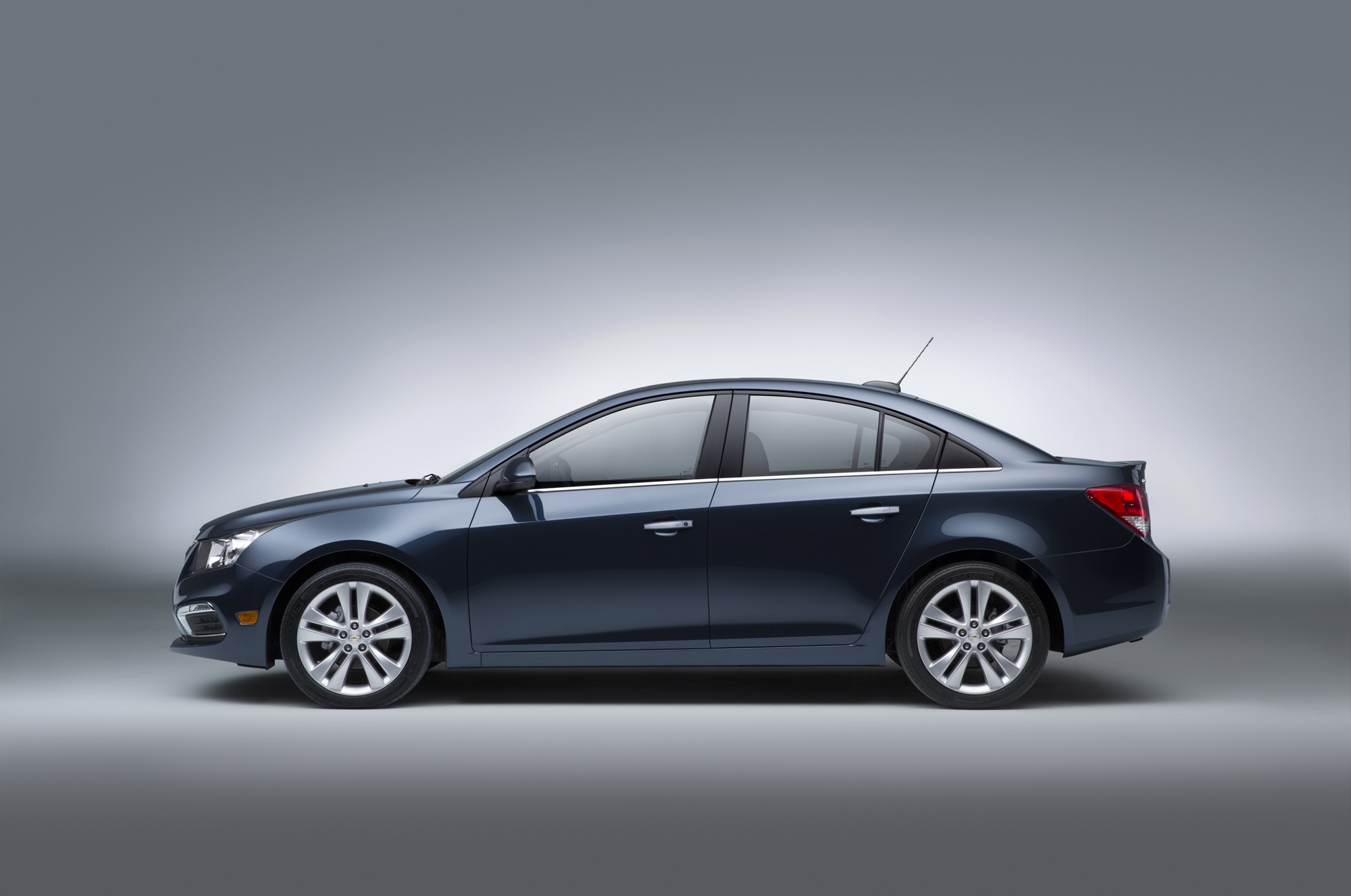 Nội thất của Toyota Corolla 2015 thiết kế pha trộn m&agrave;u đen v&agrave; be trang nh&atilde; v&agrave; tinh tế