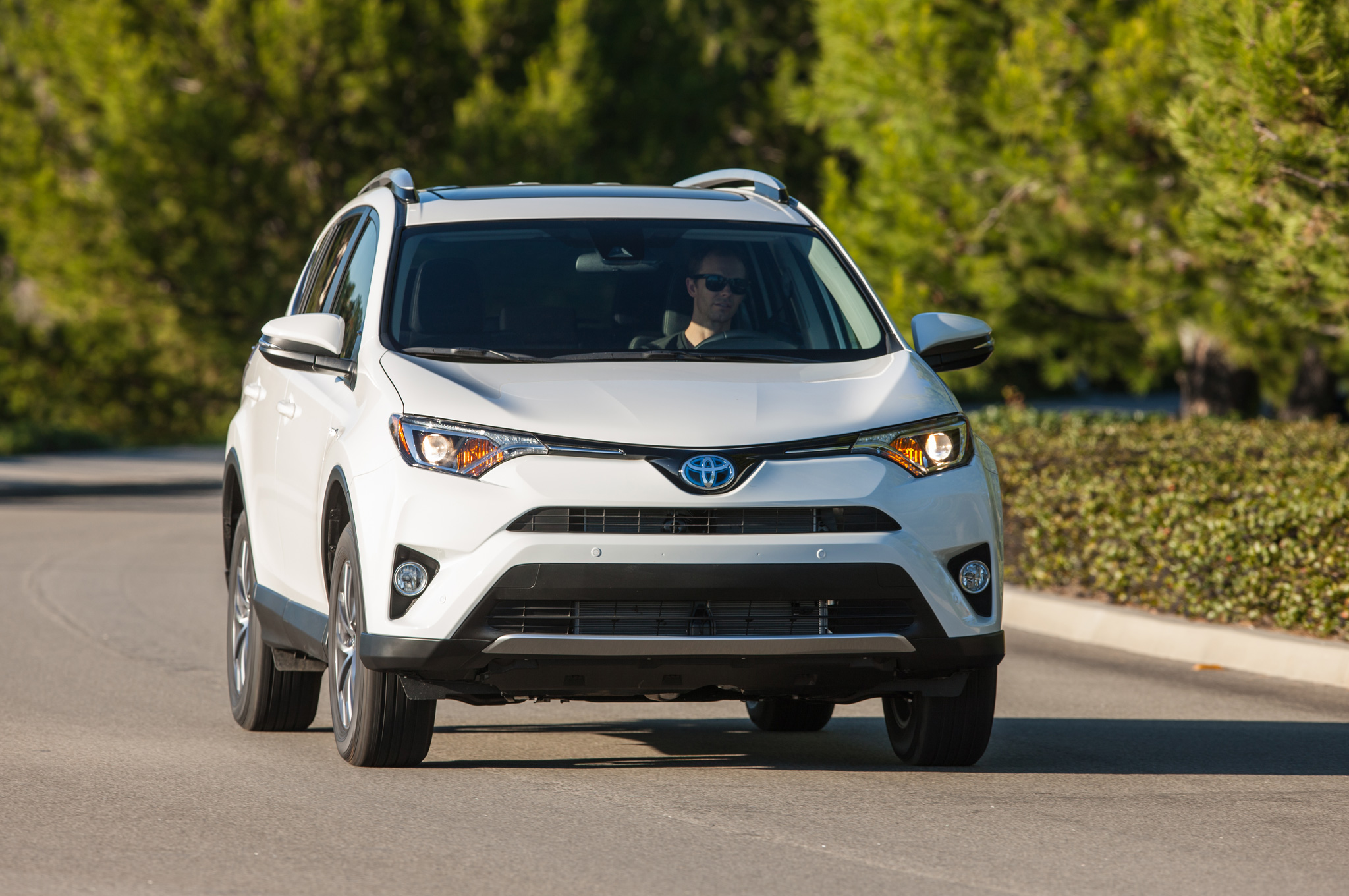 Khi so s&aacute;nh &ocirc; t&ocirc;, Toyota RAV4 2016 c&oacute; thiết kế trẻ trung, sắc sảo hơn