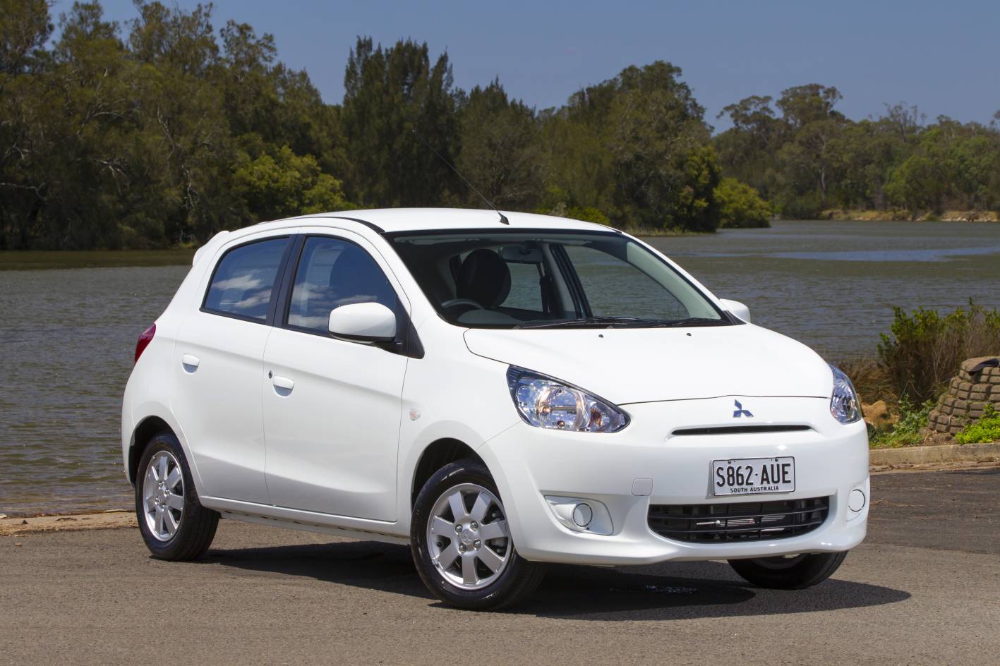 Thiết kế của Mitsubishi Mirage 2015 tuy đơn giản nhưng kh&aacute; thể thao v&agrave; hợp mắt 