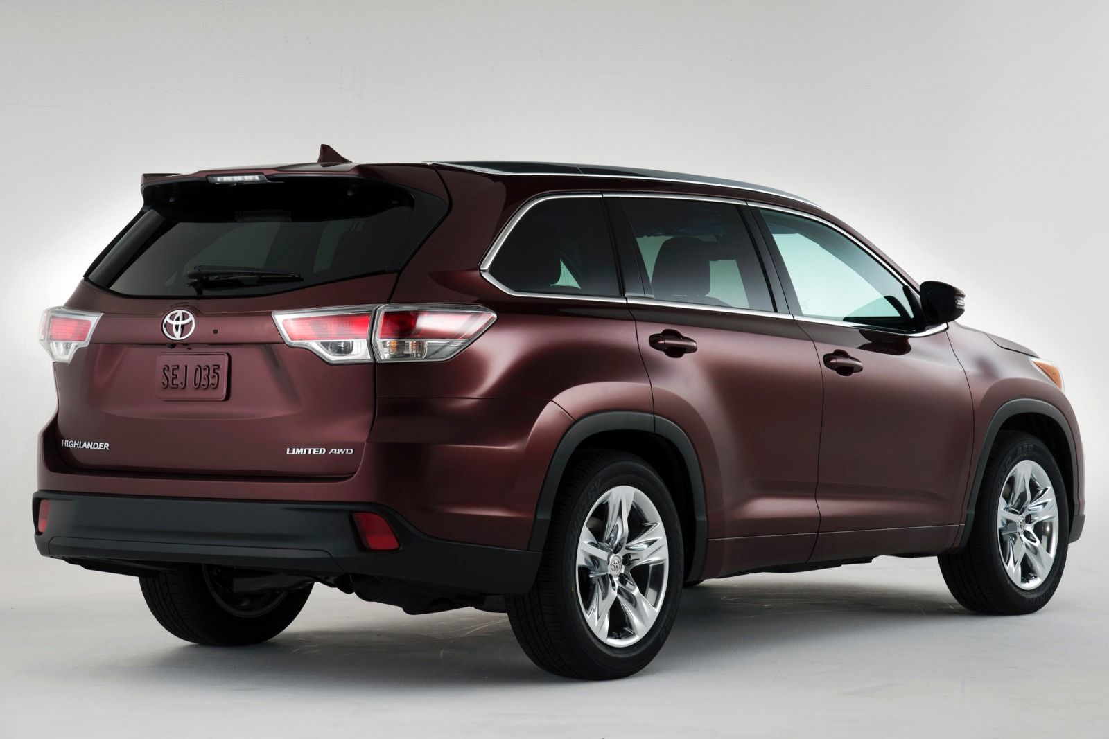B&ecirc;n trong nội thất của Highlander được Toyota bổ sung nhiều t&iacute;nh năng mới