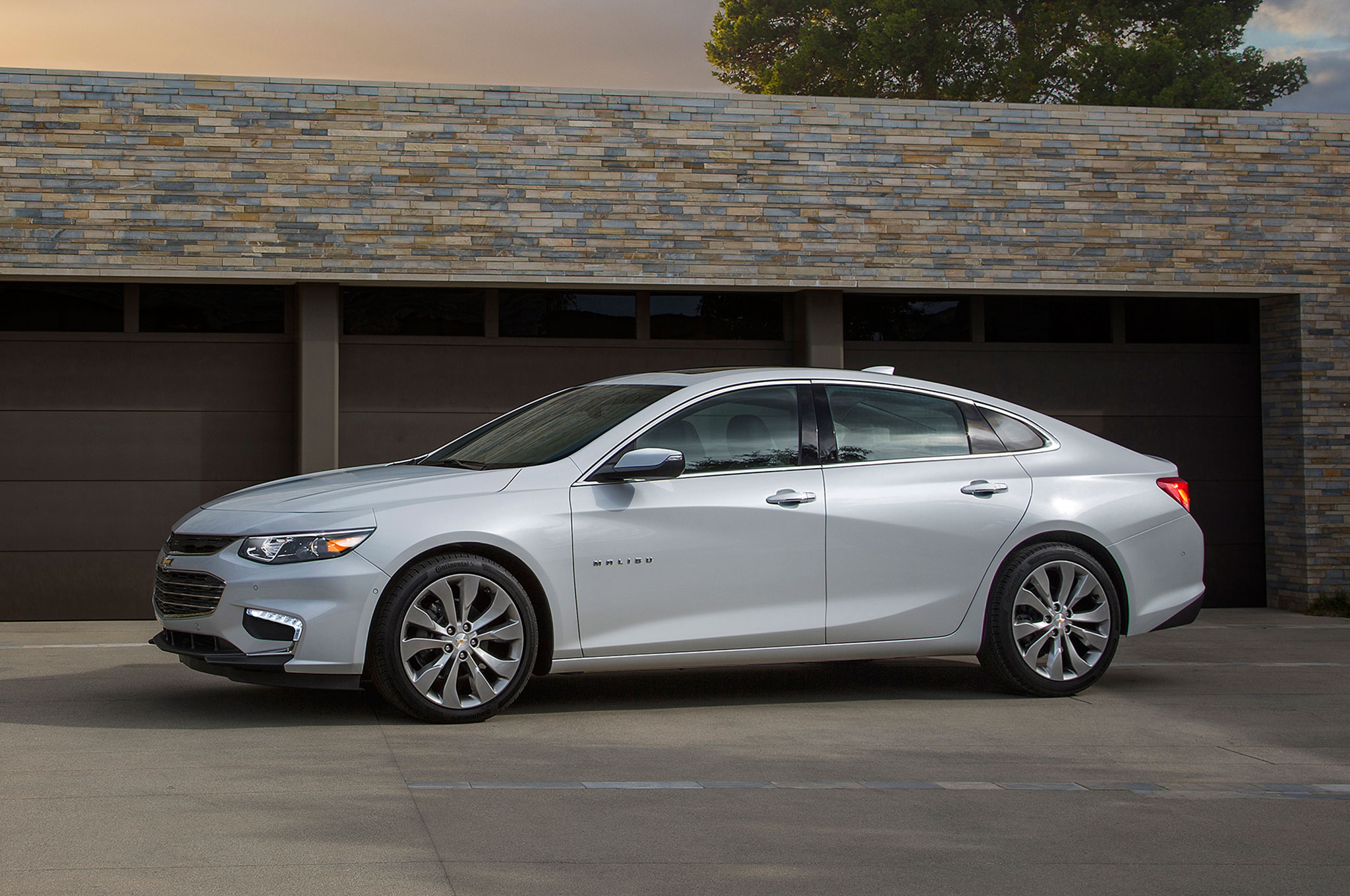 Chevrolet Malibu trang bị ba h&ecirc;̣ th&ocirc;́ng truy&ecirc;̀n đ&ocirc;̣ng hi&ecirc;̣n đại