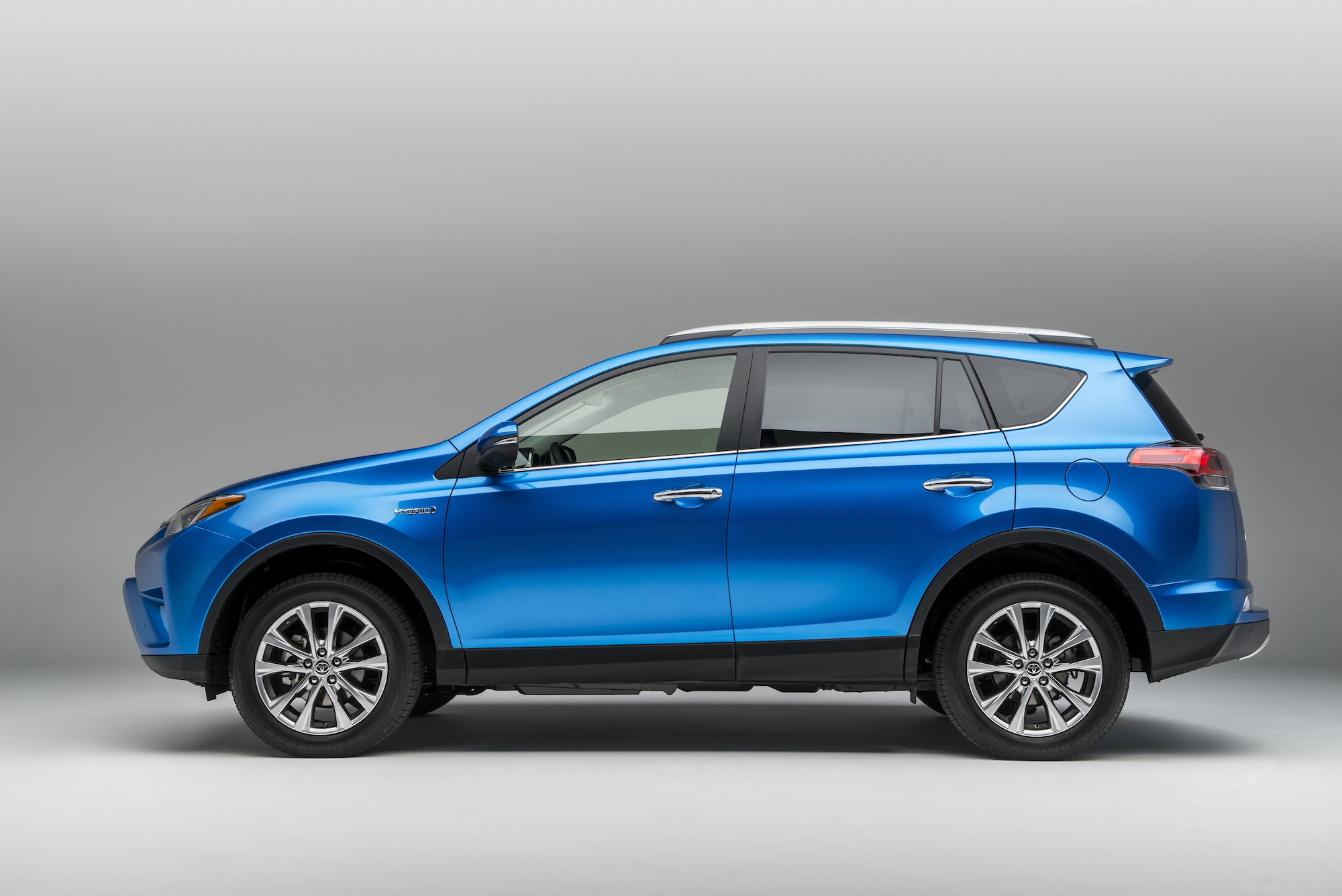 Toyota RAV4 được trang bị động cơ 2.5 l&iacute;t bốn xi-lanh 