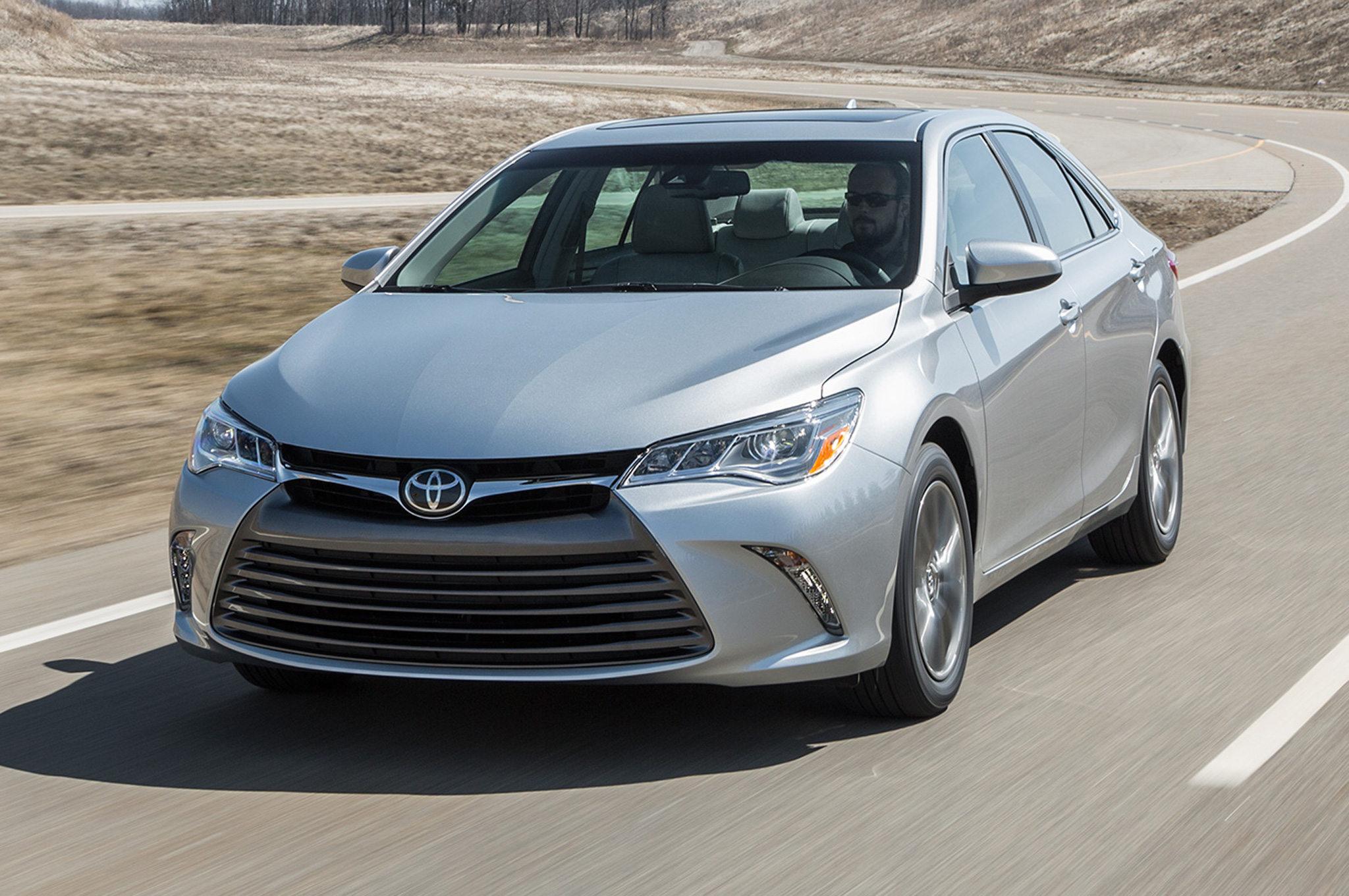 Ngoại thất của Toyota Camry 2015 g&acirc;y ấn tượng với đầu xe hầm hố