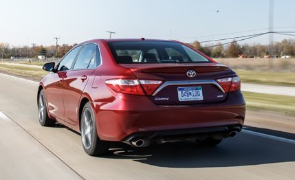 Toyota Camry 2015 bản ti&ecirc;u chuẩn sử dụng động cơ 4 xi-lanh