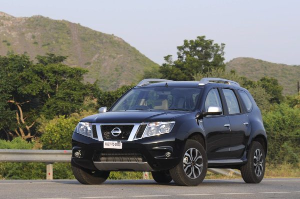 Nissan Terrano được trang bị cụm đ&egrave;n pha, cản va v&agrave; lưới tản nhiệt ri&ecirc;ng biệt