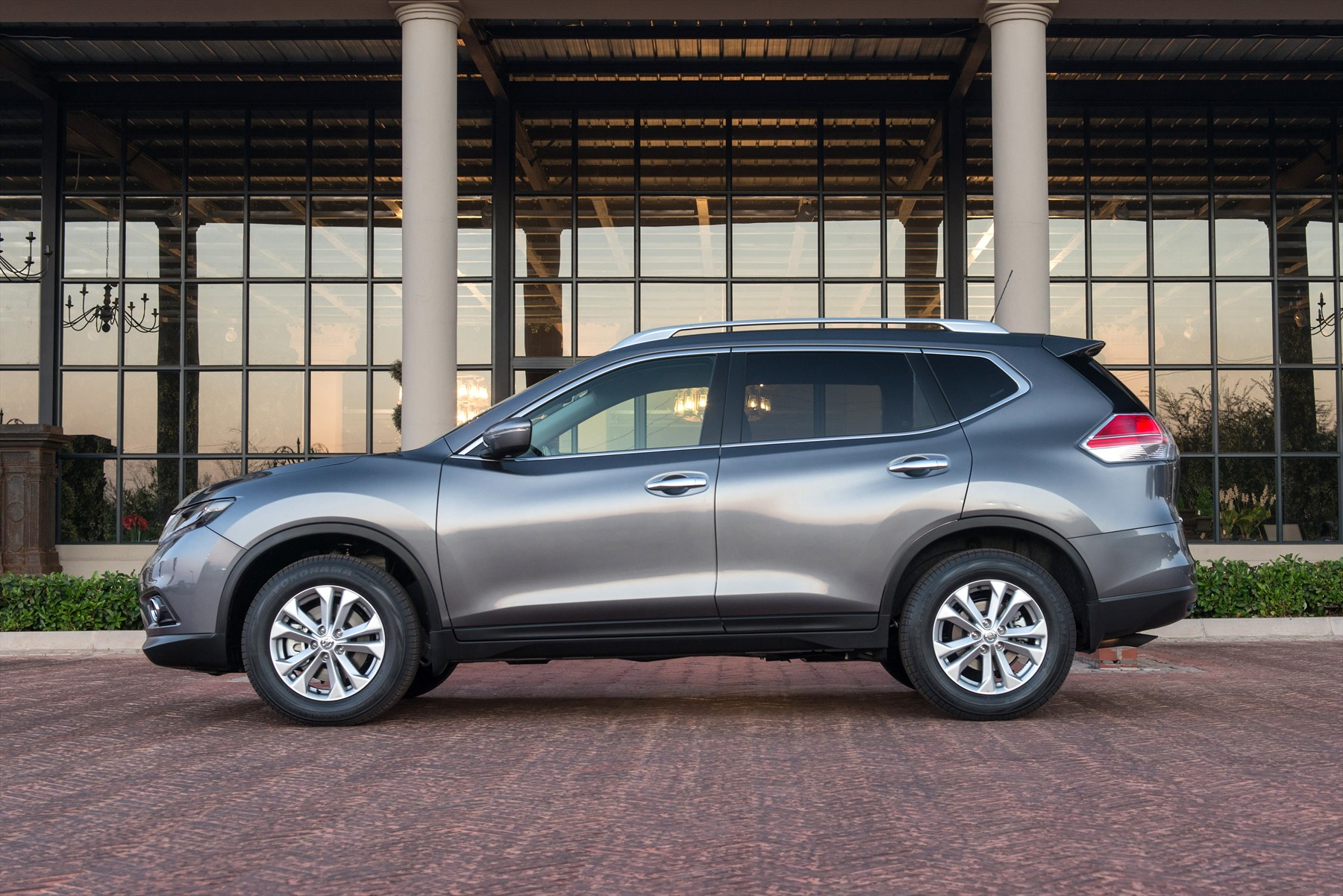Nissan đ&atilde; cải thiện đ&aacute;ng kể cảm gi&aacute;c l&aacute;i v&agrave; độ an to&agrave;n cho X-Trail mới