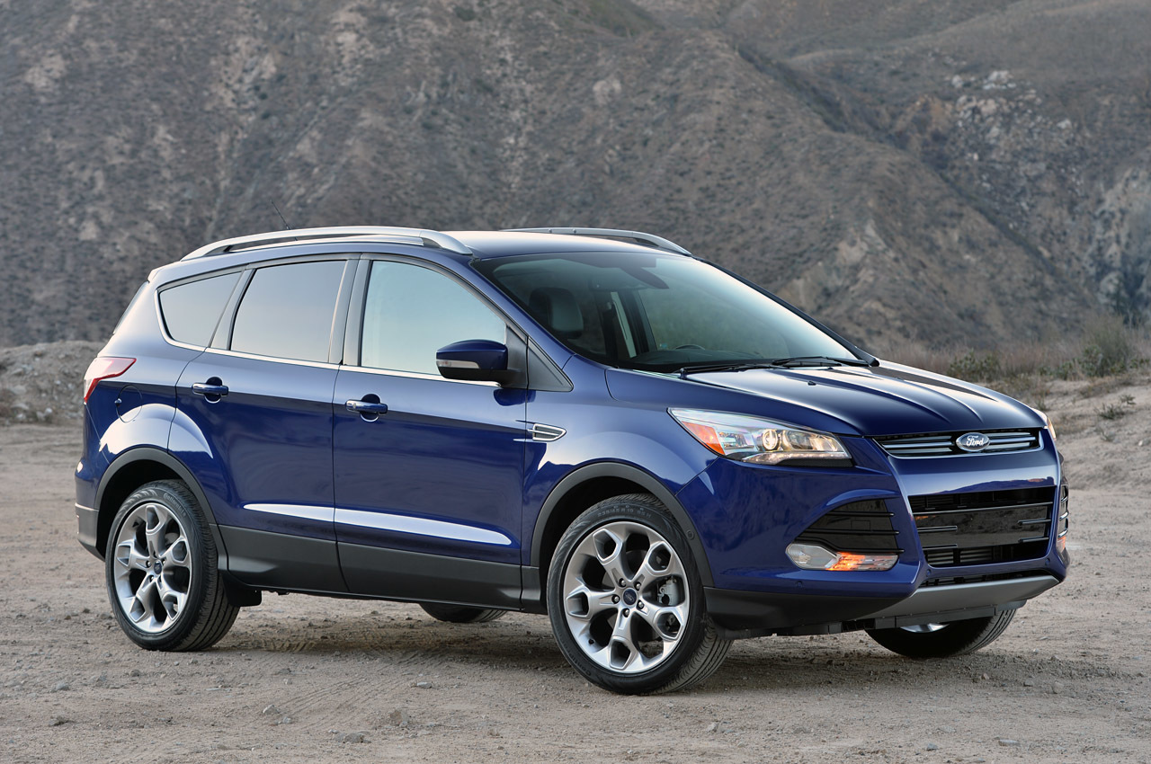 Khi so s&aacute;nh &ocirc; t&ocirc;, cả Ford Edge v&agrave; Ford Escape 2015 đều c&oacute; những cải tiến nhất định