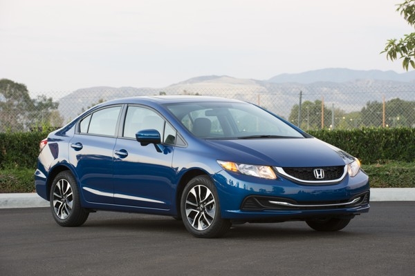 So s&aacute;nh &ocirc; t&ocirc;, cả Honda Civic v&agrave; Toyota Prius c&oacute; gi&aacute; cả phải chẳng v&agrave; tiết kiệm nhi&ecirc;n liệu hiệu quả.