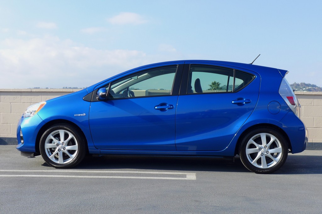 Toyota Prius 2015  sở hữu động cơ 1.8 l&iacute;t 4 xy-lanh kết hợp c&ugrave;ng cặp động cơ điện