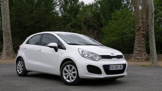 Kia Rio c&oacute; phần cản trước được thiết kế lại với hốc gi&oacute; 2 b&ecirc;n c&oacute; h&igrave;nh dạng mới 