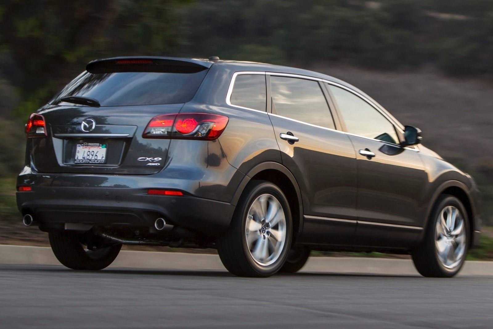 CX-9 trang bị một động cơ duy nhất V6 dung t&iacute;ch 3,7 l&iacute;t